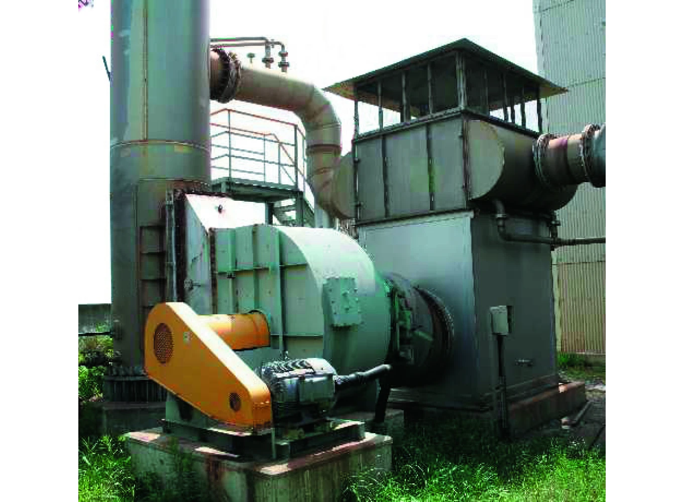 美観上問題となる排気塔からの白煙の発生を防止する装置